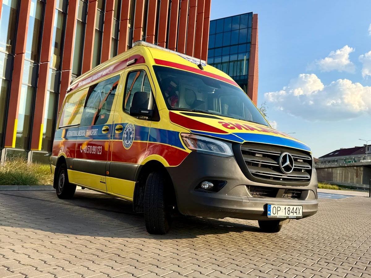 Żółty ambulans Mercedes Sprinter Extrakaretka.pl gotowy do transportu medycznego pacjenta w Polsce i Europie