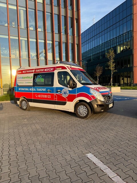 Ambulans Extrakaretka.pl przed biurowcem — gotowy do kolejnego transportu medycznego