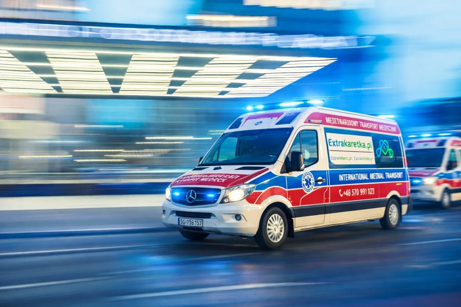 Ambulanz von Extrakaretka.pl nachts im Einsatz beim Krankentransport