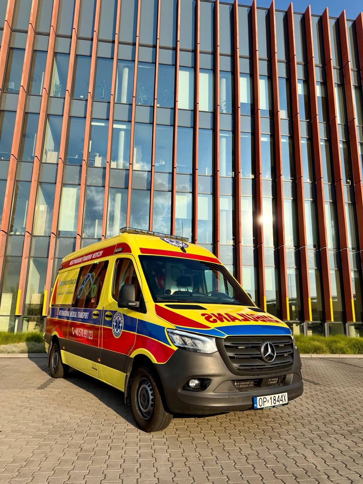 Żółty ambulans Mercedes Sprinter Extrakaretka.pl do międzynarodowego transportu medycznego