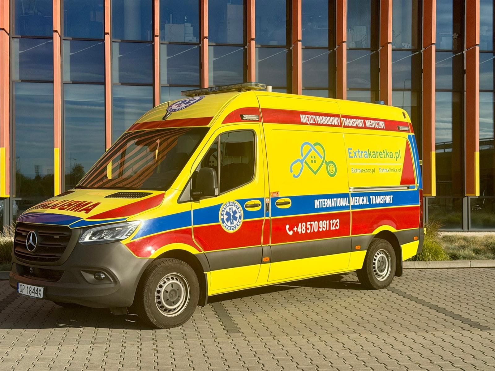 Krankenwagen von Extrakaretka.pl mit der Aufschrift International Medical Transport, bereit für den Patiententransport