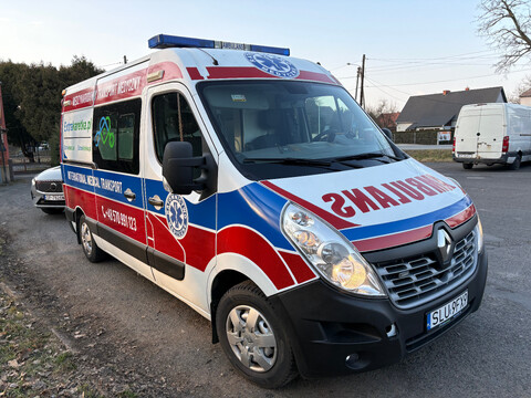 Karetka transportowa Extrakaretka.pl podczas przewozu pacjenta na trasie Wrocław–Opole