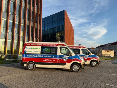 Dwa ambulanse Extrakaretka.pl gotowe do transportu medycznego z Austrii do Polski