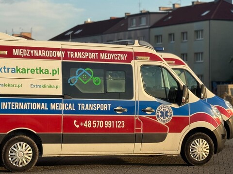 Oznakowany ambulans Extrakaretka.pl do międzynarodowego transportu medycznego z Berlina