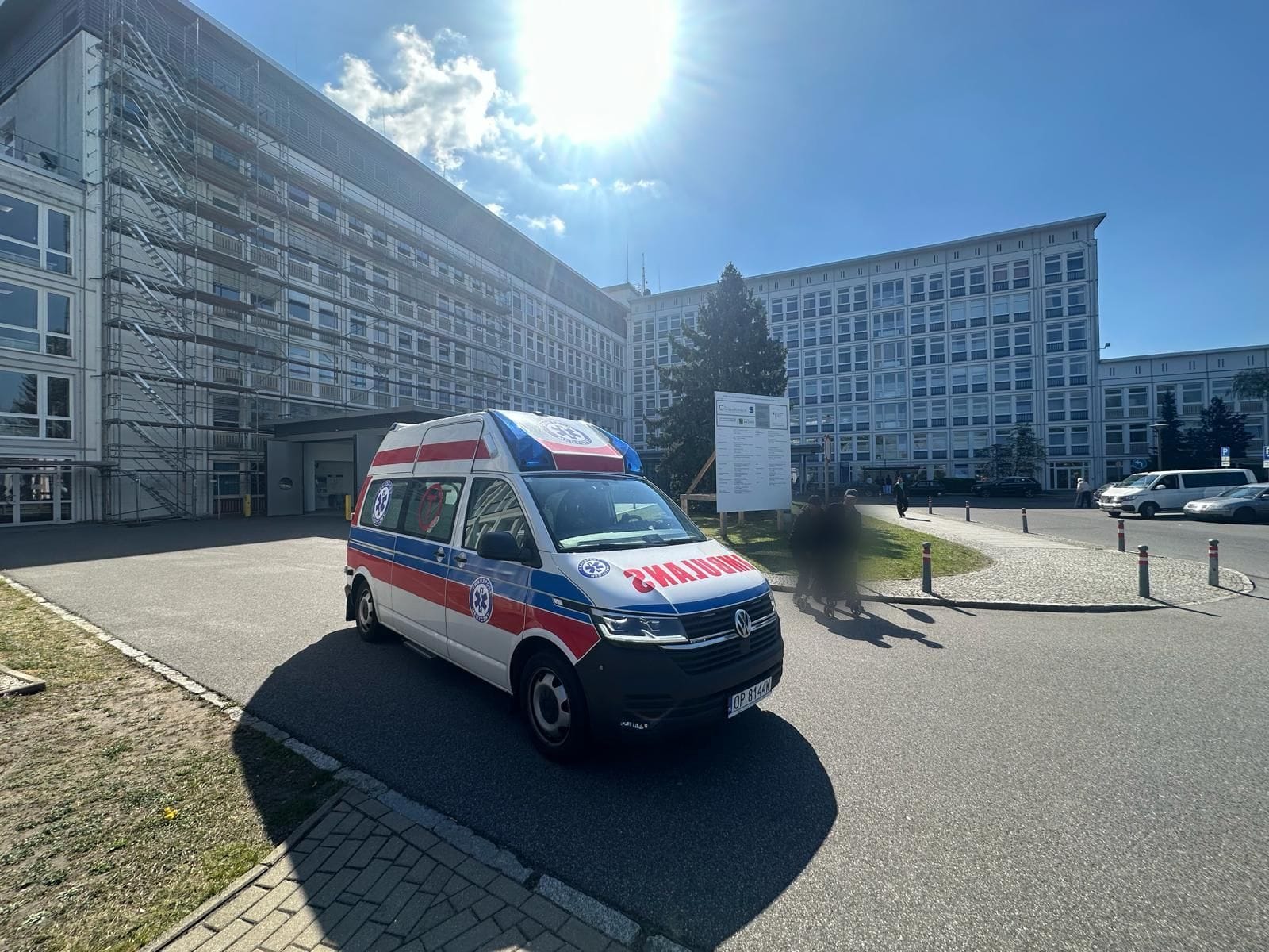 Krankenwagen von Extrakaretka.pl vor einem Krankenhaus in Deutschland – Abholung eines Patienten für den Transport nach Polen