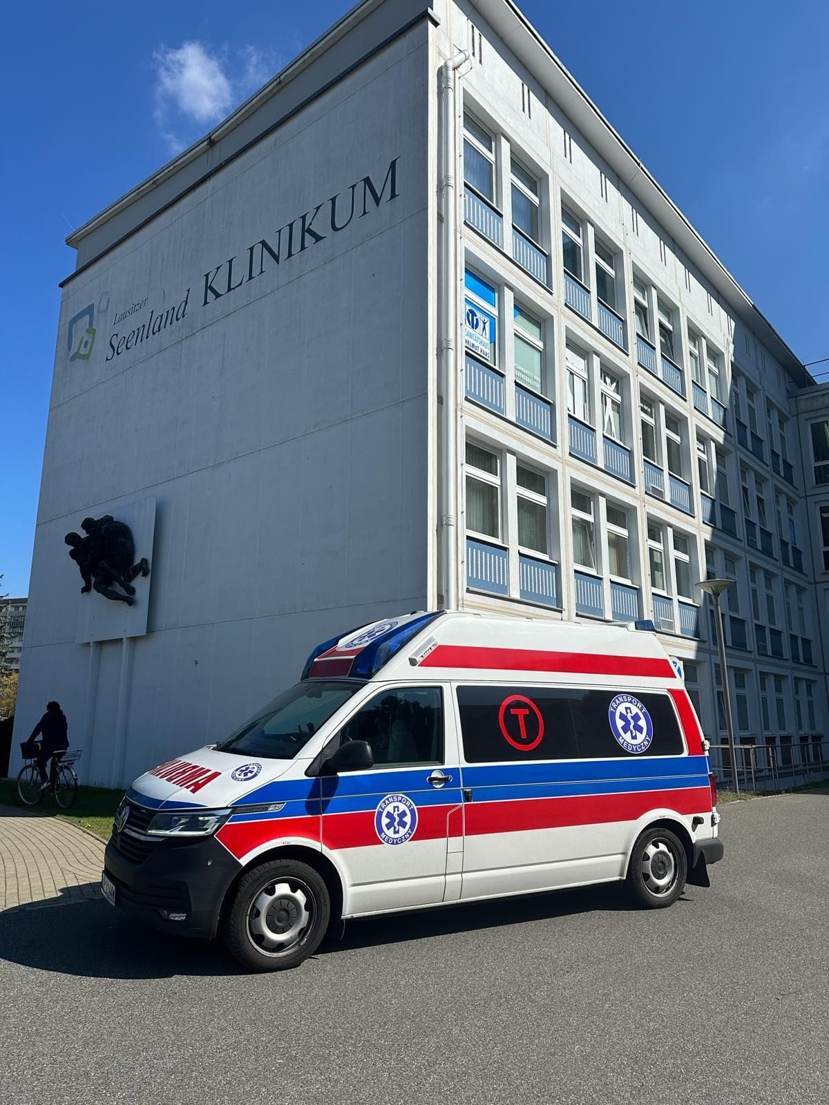 Krankenwagen von Extrakaretka.pl vor einer deutschen Klinik vor dem Patiententransport nach Polen