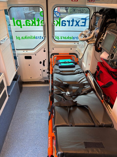 Innenraum einer Ambulanz von Extrakaretka.pl – Trage und medizinische Ausstattung für den Patiententransport