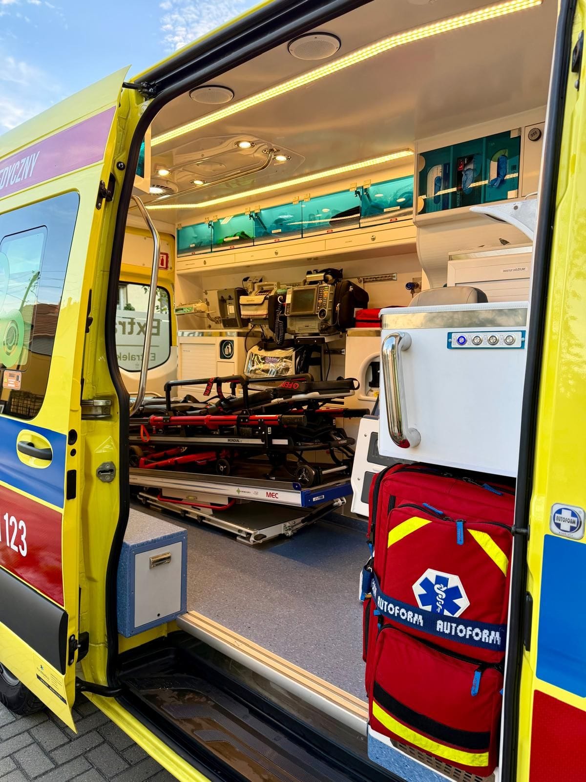 Wyposażenie ambulansu Extrakaretka.pl: nosze, sprzęt medyczny i torba ratownicza