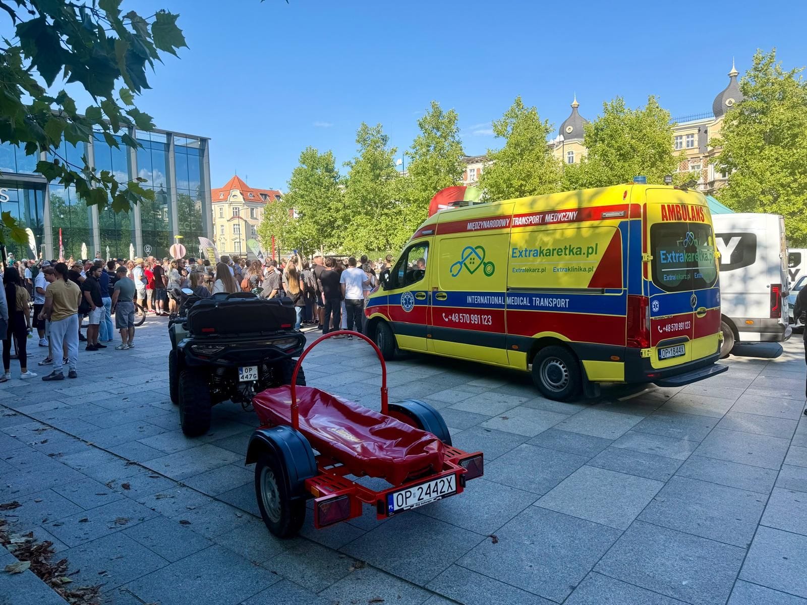 Ambulans i quad ratowniczy z noszami Extrakaretka.pl podczas zabezpieczenia medycznego imprezy plenerowej