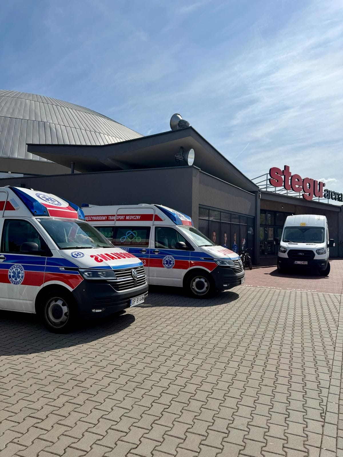Dwa ambulanse Extrakaretka.pl przed Stegu Areną w Opolu podczas zabezpieczenia medycznego wydarzenia