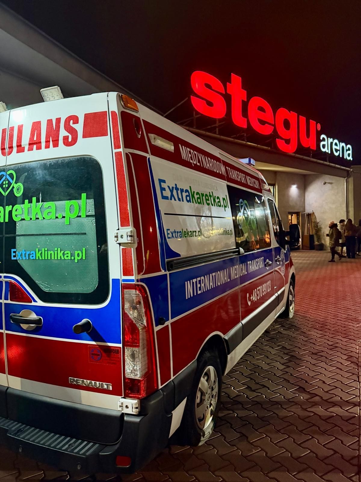 Ambulans Extrakaretka.pl wieczorem przed Stegu Areną w Opolu w trakcie wydarzenia