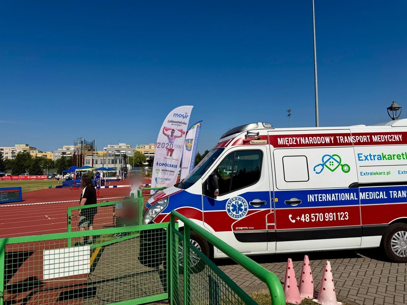 Ambulans Extrakaretka.pl przy bieżni podczas zabezpieczenia medycznego zawodów lekkoatletycznych