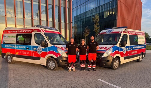 Medizinisches Team von Extrakaretka.pl vor zwei Ambulanzen